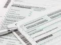 Deutsche Steuerformulare mit Stift und Barcode.