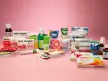 Viele Medikamente gegen Halsschmerzen, darunter Lutschtabletten, Säfte und Sprays.