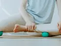 Person massiert Beine mit Faszienball. Hilft bei was sind Faszien Schmerzen.