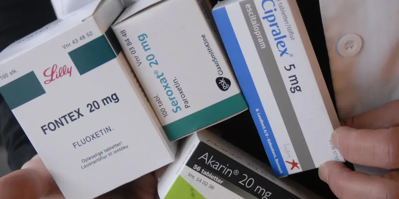 Mehrere Packungen Antidepressiva, darunter Cipralex, Seroxat und Fontex, werden von Händen gehalten.
