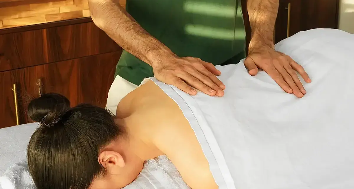 Hände eines Masseurs auf dem Rücken einer Frau, die verschiedene arten von massagen demonstrieren. Entspannung und Wohlbefinden.