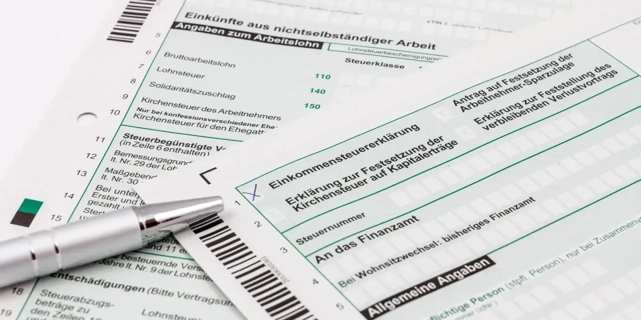 Deutsche Steuerformulare mit Stift und Barcode.