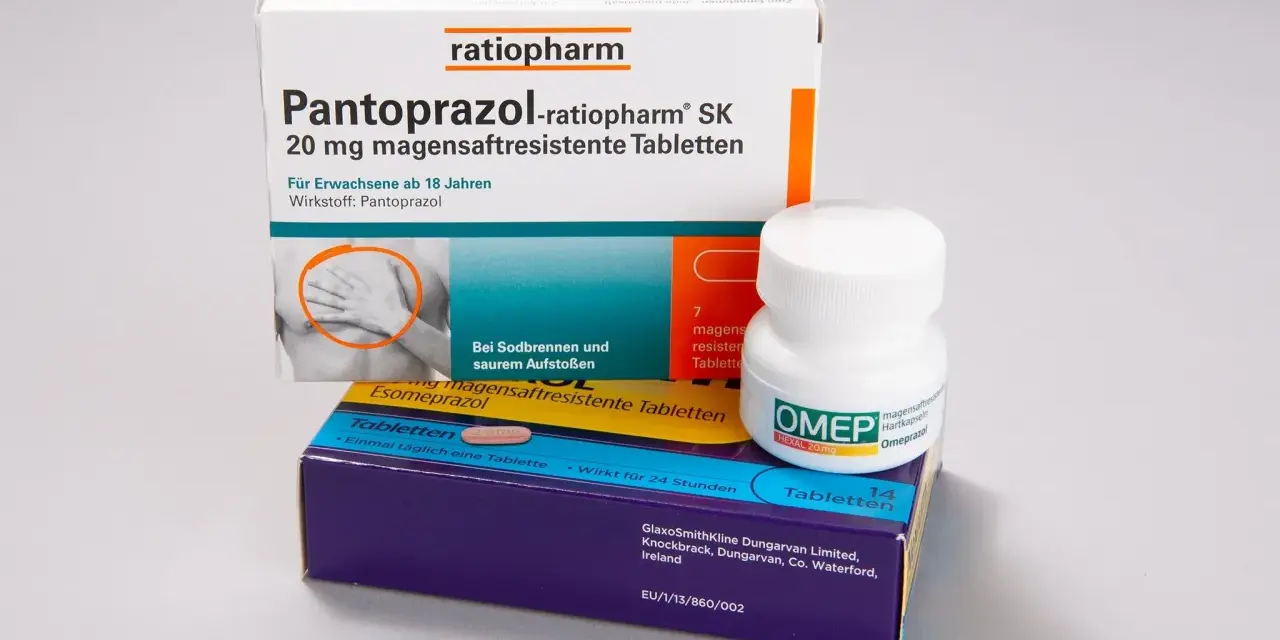 Packungen mit Pantoprazol und Omeprazol-Tabletten gegen Sodbrennen.
