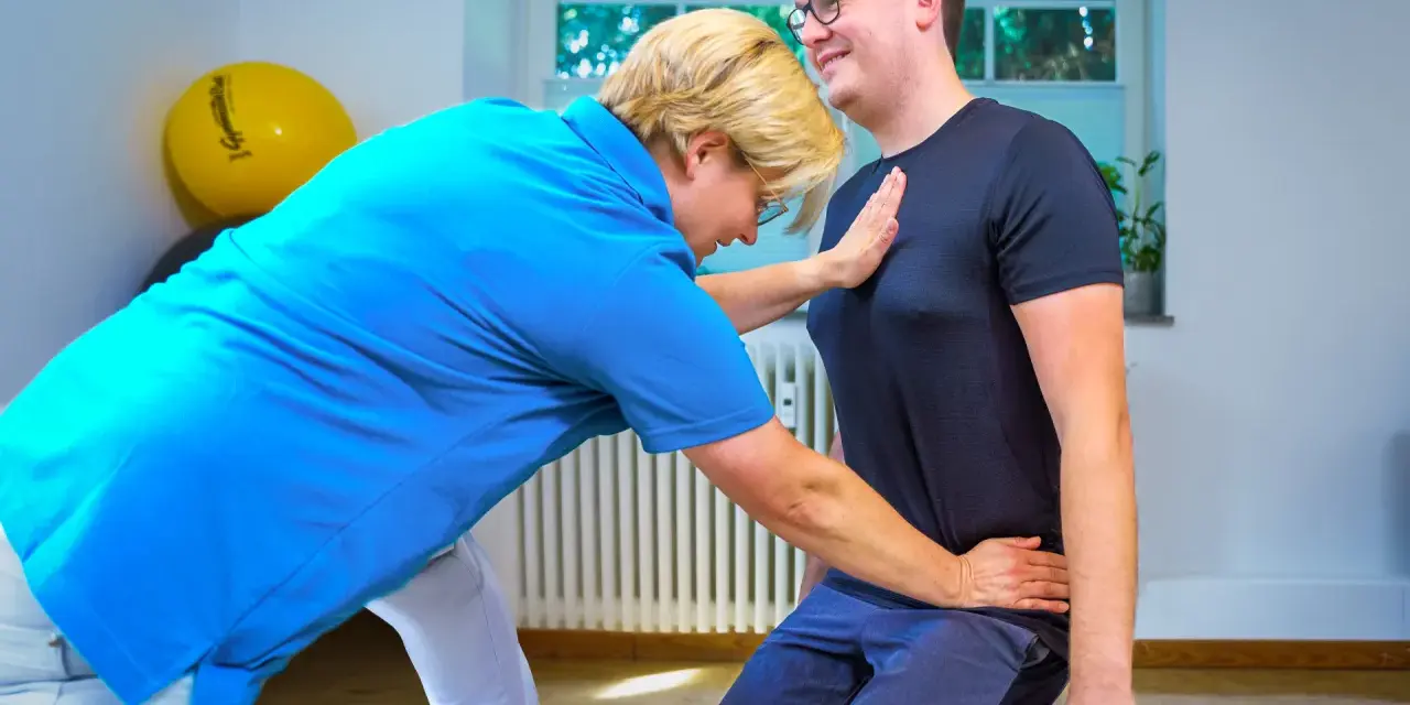 Therapeutin führt PNF Therapie durch. Informieren Sie sich über die PNF Therapie Kosten und Behandlungsmöglichkeiten.