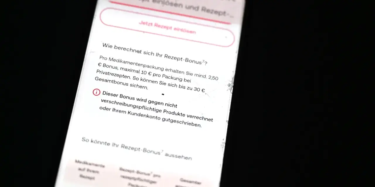 Smartphone-Display zeigt eine App zur Einlösung von Privatrezepten mit Informationen zum Rezept-Bonus.