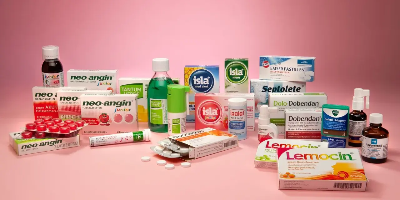 Viele Medikamente gegen Halsschmerzen, darunter Lutschtabletten, Säfte und Sprays.
