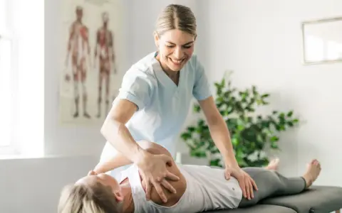 Physiotherapeutin behandelt Patientin am Schultergelenk. Informieren Sie sich über Physiotherapie Kosten für Ihre Genesung.