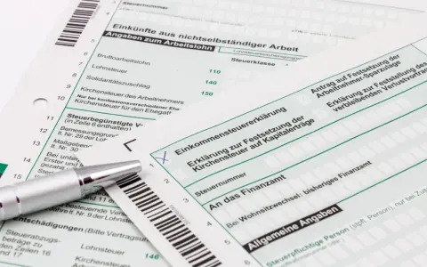Deutsche Steuerformulare mit Stift und Barcode.