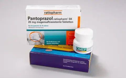 Packungen mit Pantoprazol und Omeprazol-Tabletten gegen Sodbrennen.