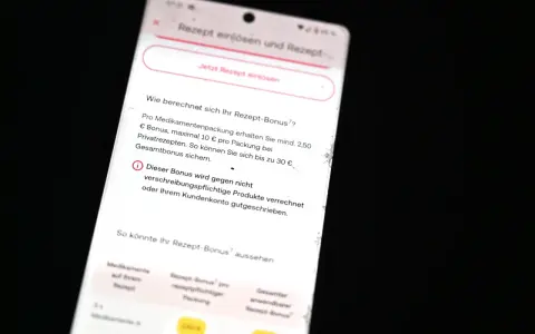 Smartphone-Display zeigt eine App zur Einlösung von Privatrezepten mit Informationen zum Rezept-Bonus.