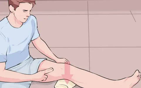 Mann mit einem Handtuch unter dem Knie, der auf eine Schwellung zeigt. Möglicherweise eine Bakerzyste, die mit Liebscher & Bracht behandelt wird.