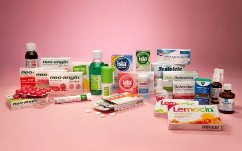 Viele Medikamente gegen Halsschmerzen, darunter Lutschtabletten, Säfte und Sprays.