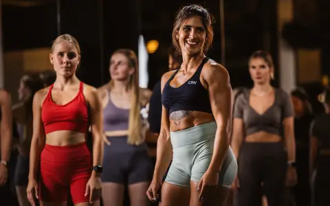 Frauen in Sportkleidung, ideal, wenn man fragt, was zieht man zur Physiotherapie an.