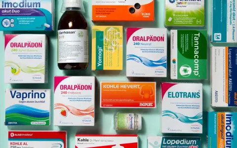 Verschiedene Medikamente und Präparate gegen Durchfall, darunter Imodium, Oralpädion und Kohle-Compretten.