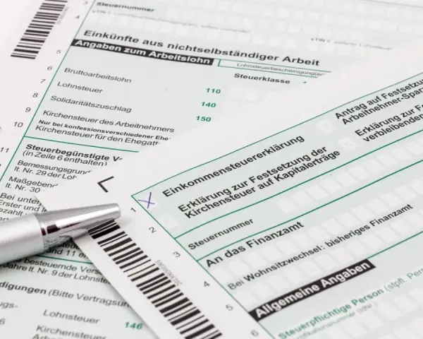 Deutsche Steuerformulare mit Stift und Barcode.