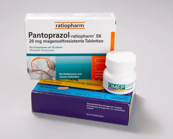 Packungen mit Pantoprazol und Omeprazol-Tabletten gegen Sodbrennen.