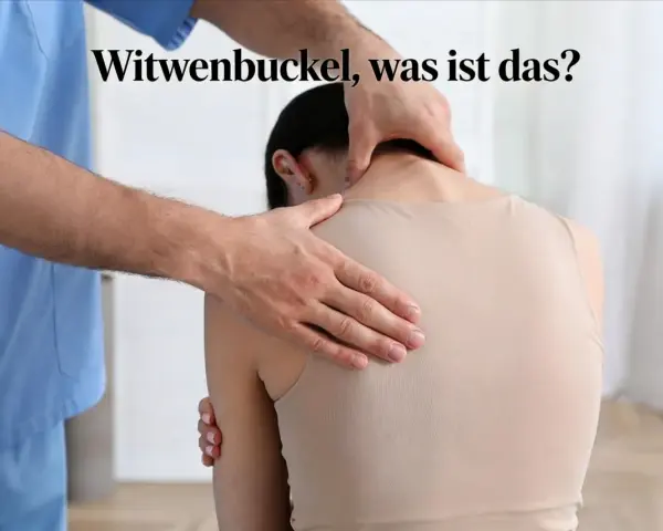 Ein Arzt untersucht den Nacken einer Frau. Mögliche Witwenbuckel Symptome werden hier thematisiert.