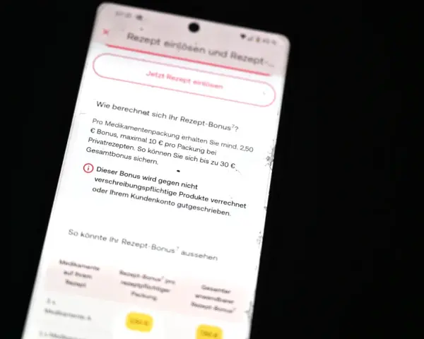 Smartphone-Display zeigt eine App zur Einlösung von Privatrezepten mit Informationen zum Rezept-Bonus.