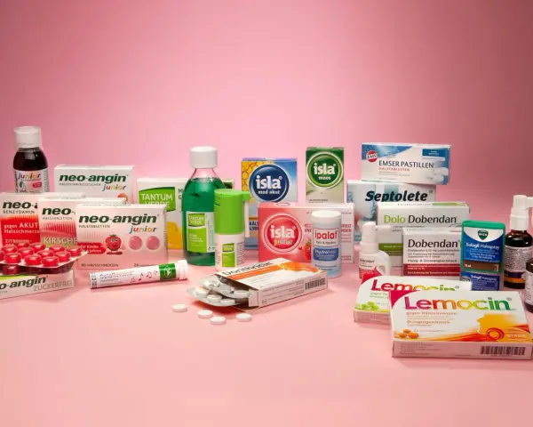 Viele Medikamente gegen Halsschmerzen, darunter Lutschtabletten, Säfte und Sprays.