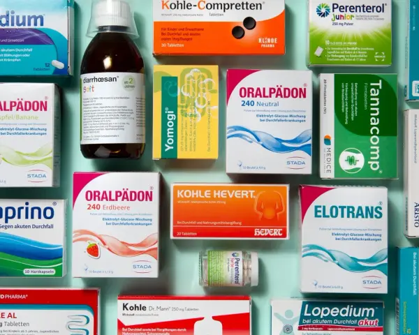 Verschiedene Medikamente und Präparate gegen Durchfall, darunter Imodium, Oralpädion und Kohle-Compretten.