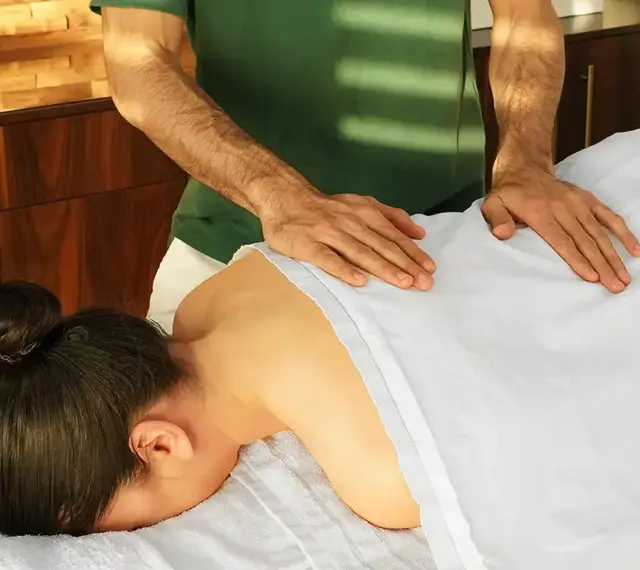 Hände eines Masseurs auf dem Rücken einer Frau, die verschiedene arten von massagen demonstrieren. Entspannung und Wohlbefinden.