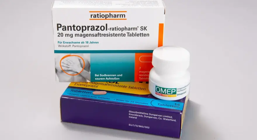 Packungen mit Pantoprazol und Omeprazol-Tabletten gegen Sodbrennen.