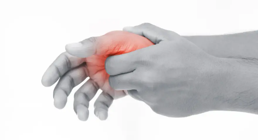 Hand mit roter Markierung am Daumenballen innen, die auf Schmerzen hindeutet.