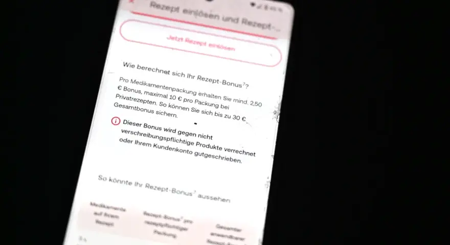 Smartphone-Display zeigt eine App zur Einlösung von Privatrezepten mit Informationen zum Rezept-Bonus.