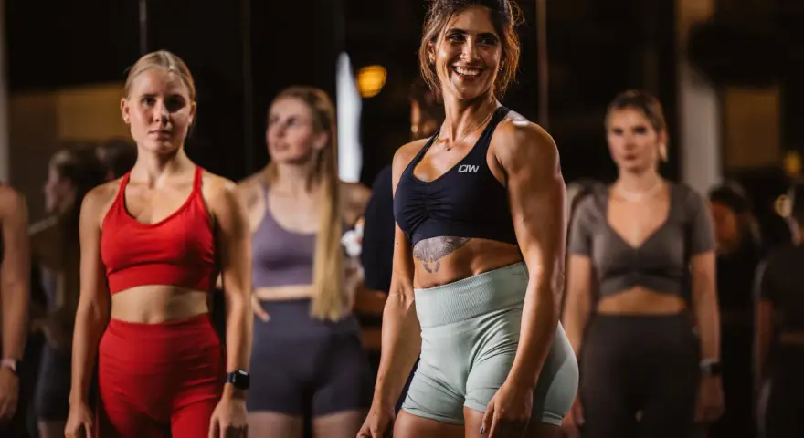 Frauen in Sportkleidung, ideal, wenn man fragt, was zieht man zur Physiotherapie an.