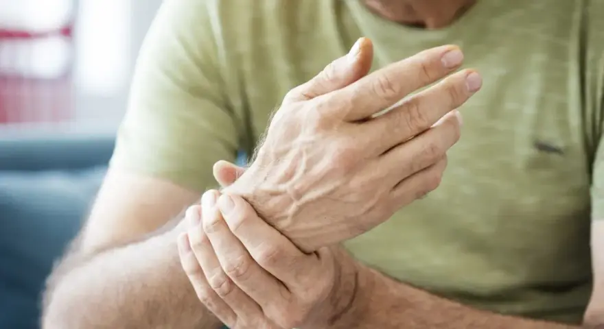 Eingeklemmter Nerv: Symptome erkennen & was jetzt hilft