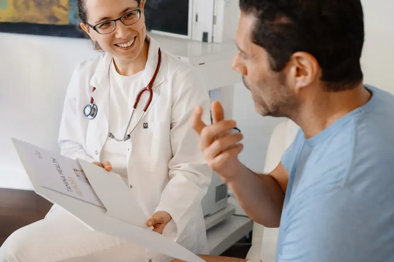 Arzt und Patientin beim Gesundheits-Check-up l&auml;chelnd