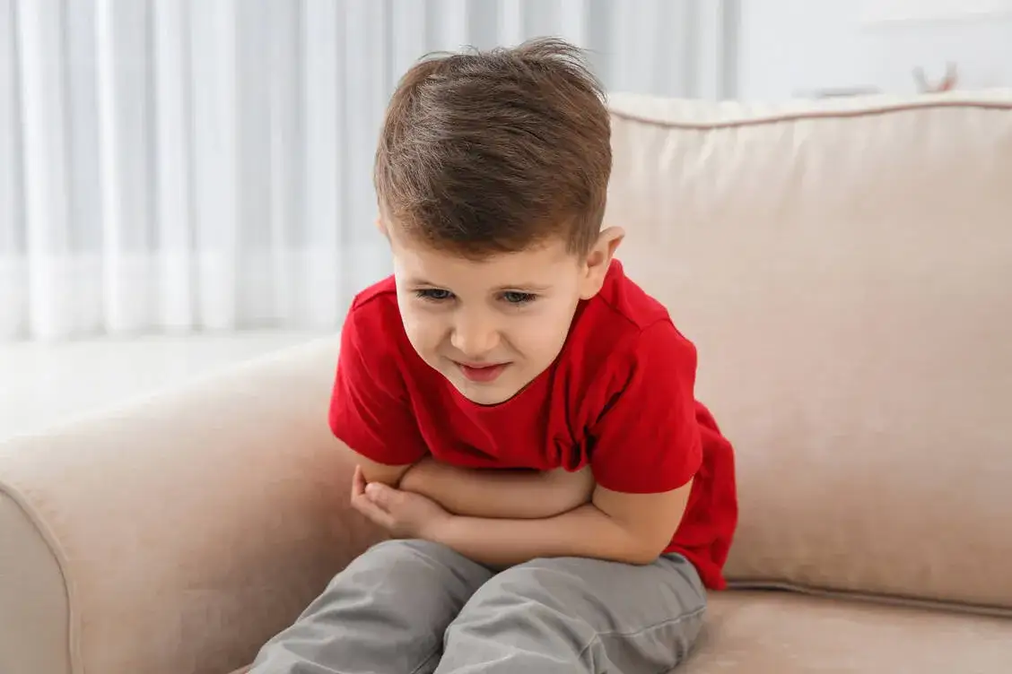 Kind mit Bauchschmerzen oder aufgeblähtem Bauch
