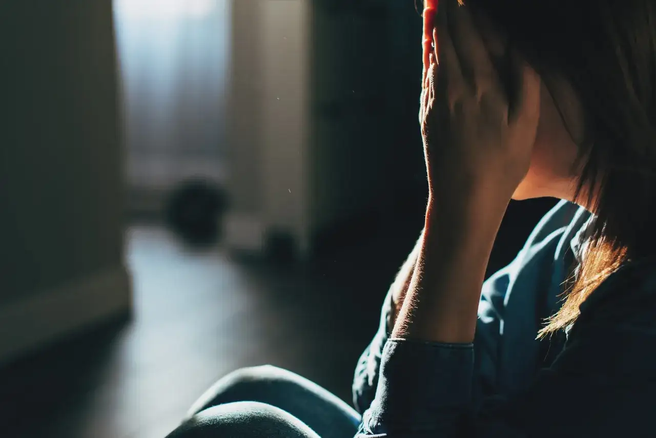 Frau nachdenklich, traurig, niedergeschlagen, Depression Symptome