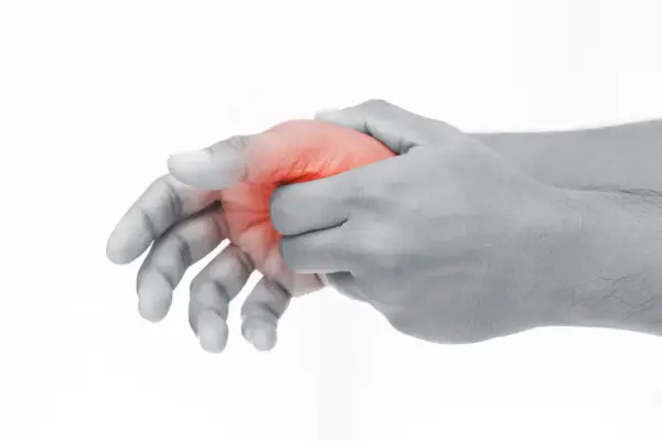 Hand mit roter Markierung am Daumenballen innen, die auf Schmerzen hindeutet.