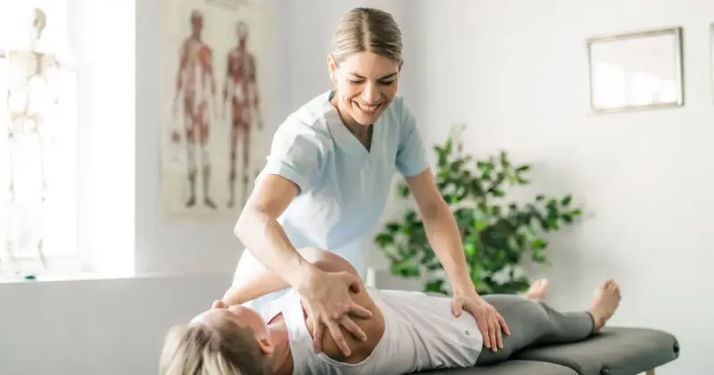 Physiotherapeutin behandelt Patientin am Schultergelenk. Informieren Sie sich über Physiotherapie Kosten für Ihre Genesung.