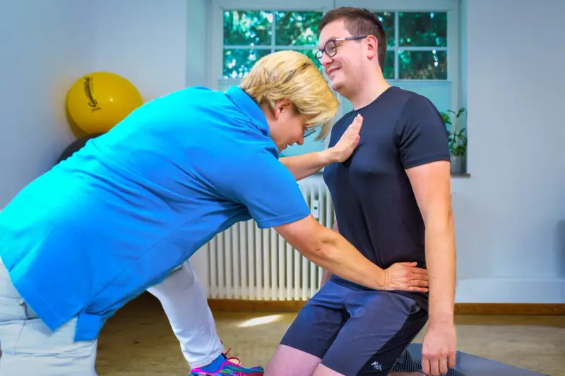 Therapeutin führt PNF Therapie durch. Informieren Sie sich über die PNF Therapie Kosten und Behandlungsmöglichkeiten.