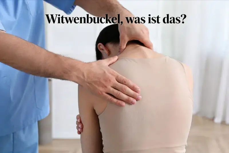 Ein Arzt untersucht den Nacken einer Frau. Mögliche Witwenbuckel Symptome werden hier thematisiert.